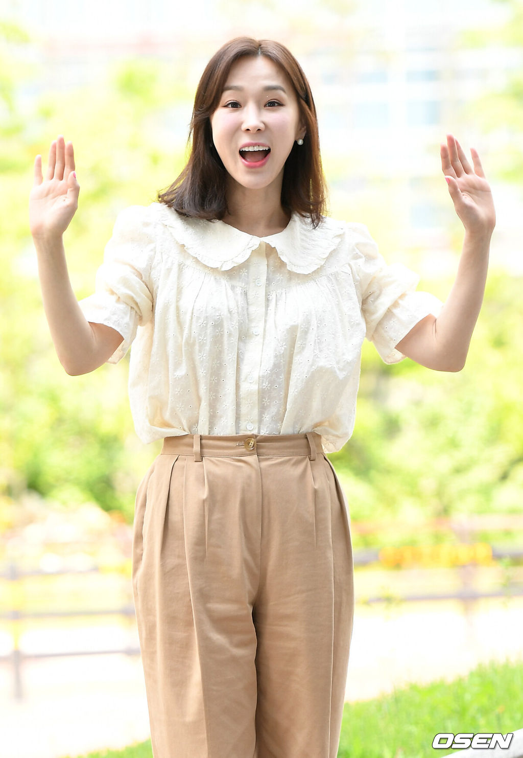 30일 오후 경기도 고양시 일산 빛마루방송지원센터에서 E채널 '탑골 랩소디' 출근길 행사가 열렸다.방송인 이지혜가 출근하며 포즈를 취하고 있다. / dreamer@osen.co.kr