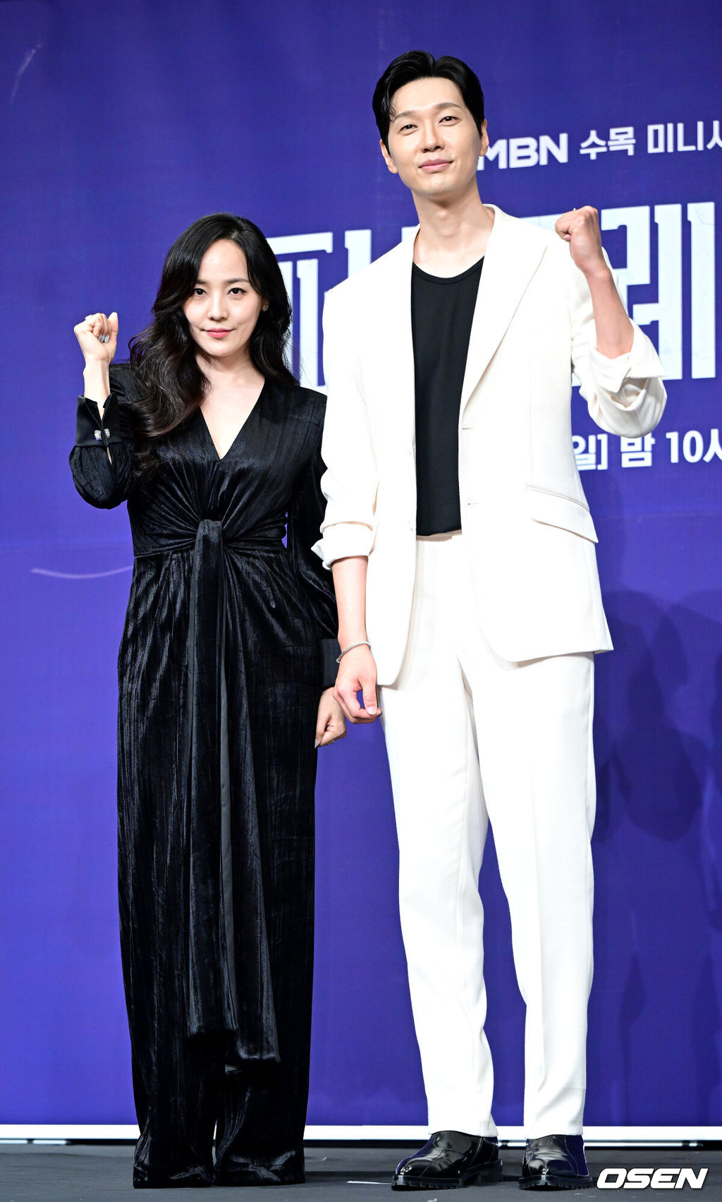 24일 오후 서울 신도림동 더 링크 서울에서 MBN 새 수목미니시리즈 ‘퍼스트레이디’ 제작발표회가 열렸다.드라마 ‘퍼스트레이디’는 대통령에 당선된 남편이 장차 퍼스트레이디가 될 아내에게 이혼을 요구하는 초유의 사건이 벌어지면서 펼쳐지는 이야기를 담는다. 배우 유진과 지현우가 포토타임을 하고 있다. 2025.09.24 / dreamer@osen.co.kr