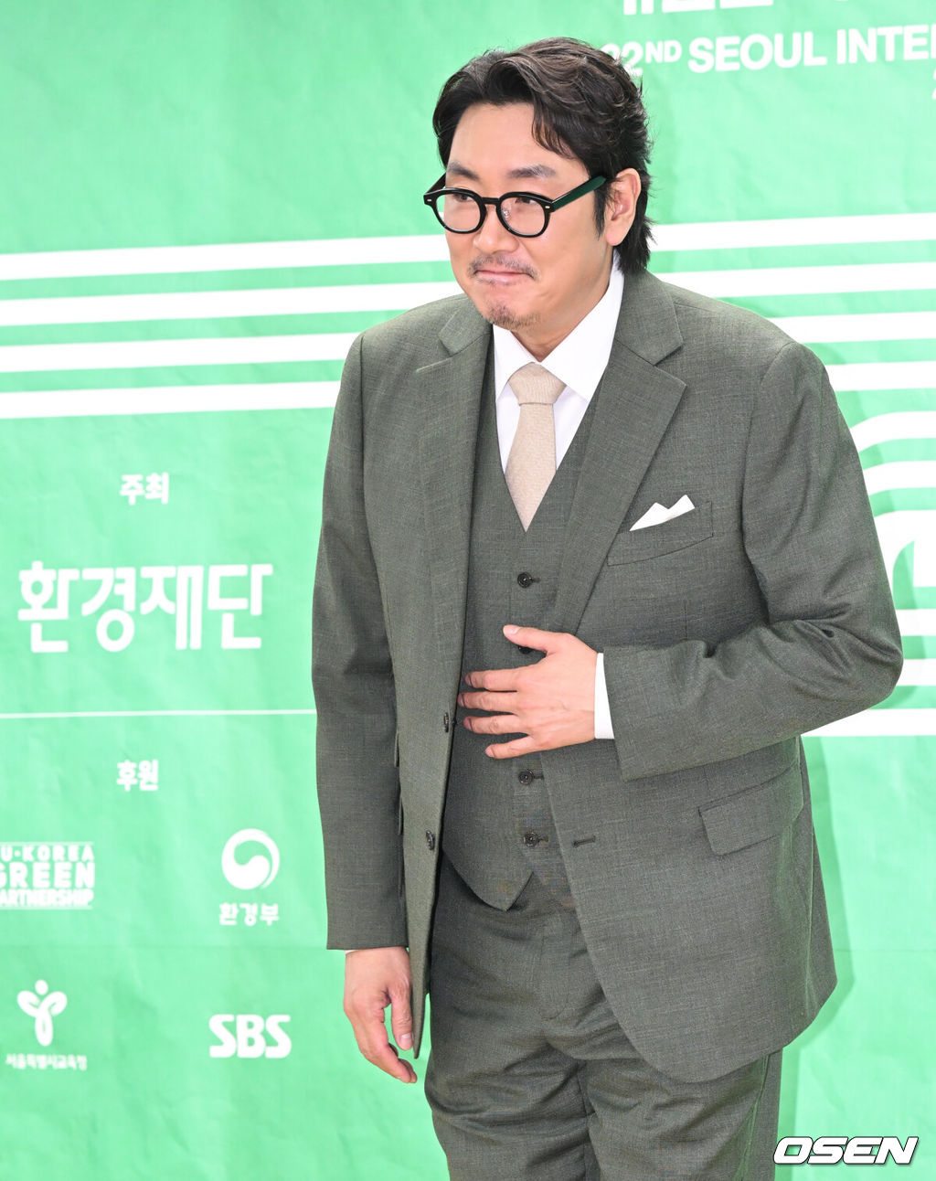 제22회 서울국제환경영화제 홍보대사 위촉식 및 기자간담회가 14일 오전 서울 중구 환경재단 레이첼카슨홀에서 열렸다.배우 조진웅과 작가 김은희가 서울국제환경영화제 공식 홍보대사 ‘에코프렌즈’로 활동할 예정이다.홍보대사로 위촉된 배우 조진웅이 포즈를 취하고 있다. 2025.05.14 /cej@osen.co.kr