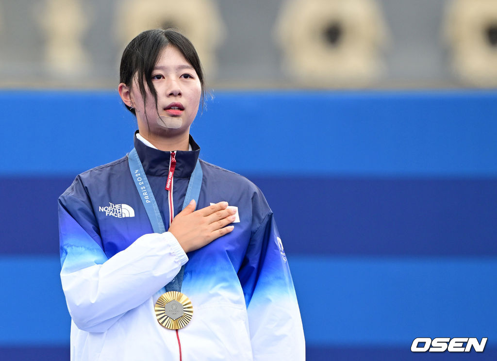 임시현(21)이 남수현(19)을 꺾고 금메달을 목에 걸었다. 남수현은 은메달을 차지했다. 임시현은 3일(한국시간) 프랑스 파리 래쟁발리드에서 열린 2024 파리 올림픽 양궁 여자 개인 결승전에서 남수현과 겨뤄 7-3으로 승리했다. 이로써 한국은 양궁 여자 개인 결승에서 금메달과 은메달을 획득했다. 동메달은 전훈영(30)을 꺾은 리사 바르블랭(프랑스)이 차지했다.임시현이 시상대에서 애국가를 부르고 있다. 2024.08.03 / dreamer@osen.co.kr
