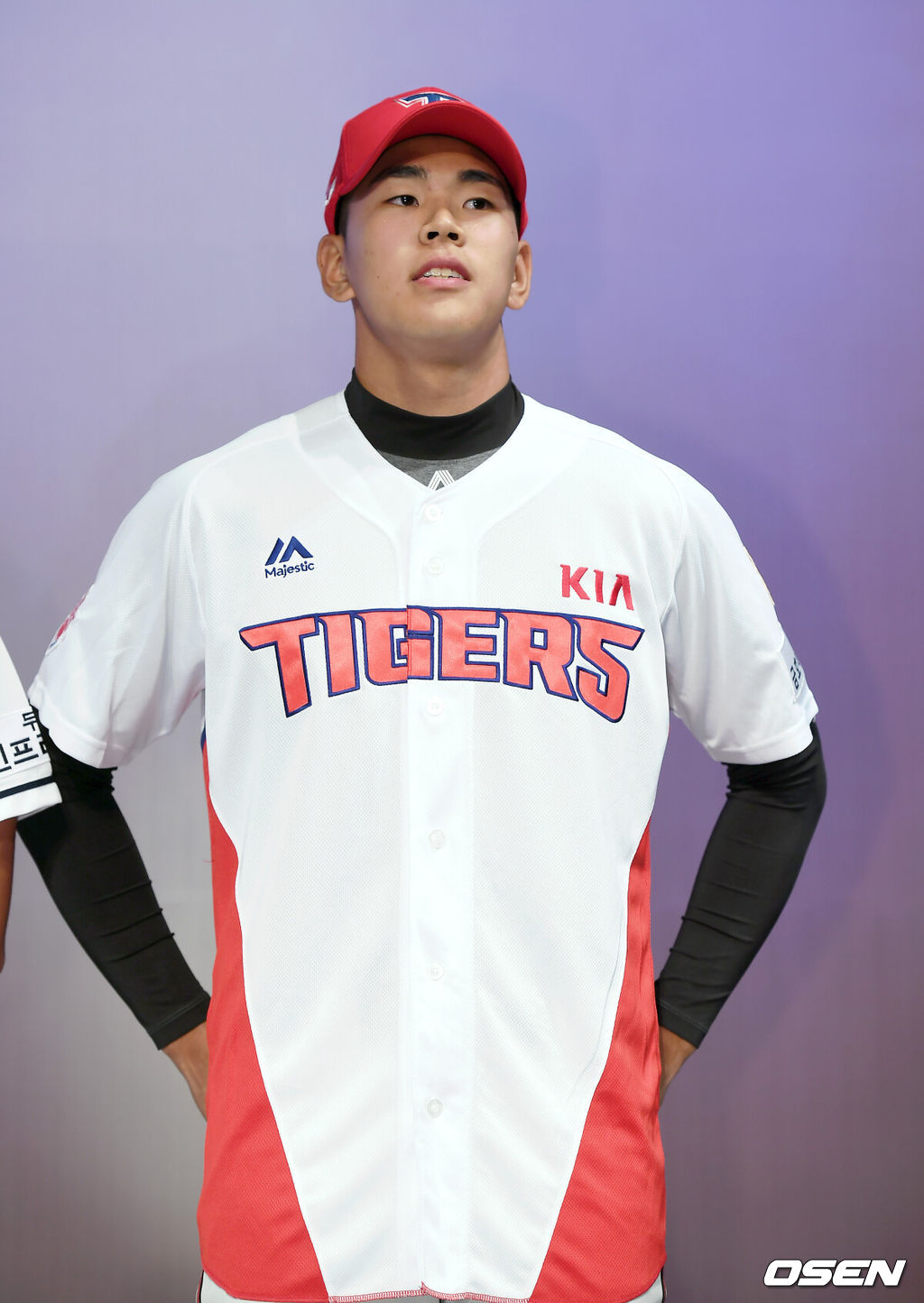 10일 오후 서울 소공동 웨스틴조선호텔에서 '2019 KBO 신인 드래프트' 행사가 열렸다.KIA 홍원빈이 포토타임을 갖고 있다.  / youngrae@osen.co.kr