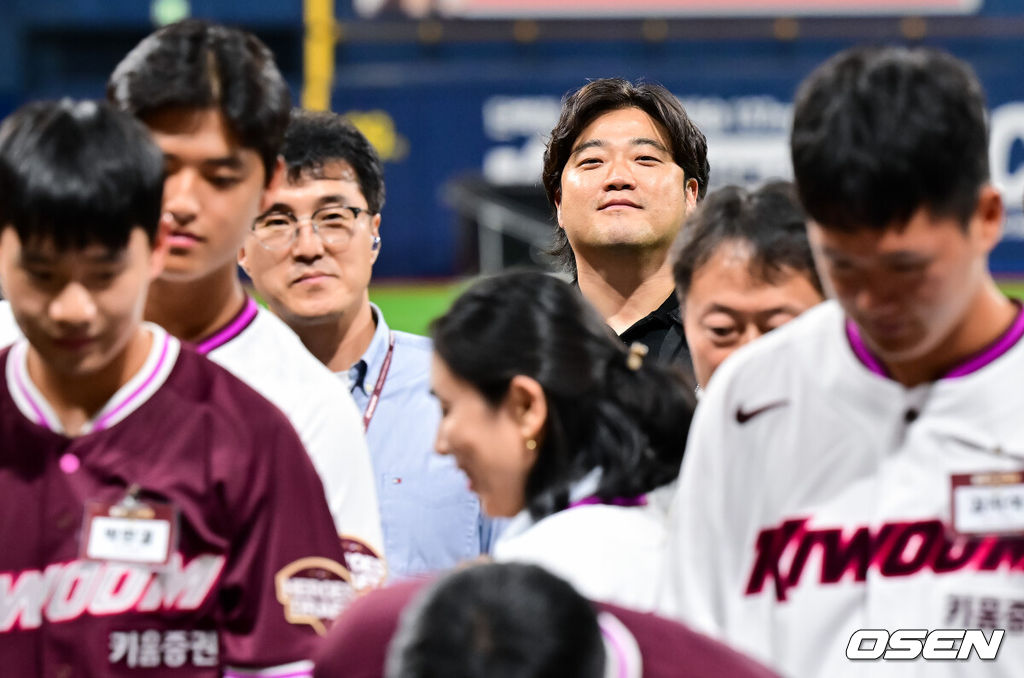 호랑이군단이 가을야구를 향한 실낱같은 희망을 이어갔다. 프로야구 KIA 타이거즈는 24일 서울 고척스카이돔에서 열린 2025 신한 SOL뱅크 KBO리그 키움 히어로즈와의 시즌 마지막 맞대결(16차전)에서 2-0으로 승리했다. 8위 KIA는 2연패에서 탈출하며 ‘1’밖에 남지 않은 가을야구 탈락 확정 트래직 넘버 소멸을 막았다. 시즌 63승 4무 71패. 올해 키움전은 8승 2무 6패 우위로 마쳤다. 반면 2연패에 빠진 최하위 키움은 47승 4무 90패가 됐다. 키움 신인 박준현 아버지 박석민 전 코치가 아들을 바라보며 미소 짓고 있다. 2025.09.24 / soul1014@osen.co.kr