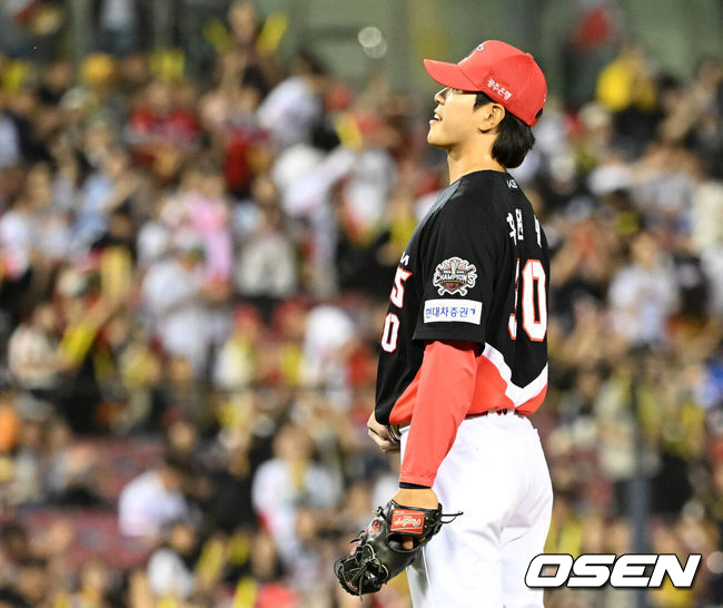 KIA가 이승엽 감독이 자진 사퇴한 두산을 제물로 5할 승률 복귀에 성공했다. 프로야구 KIA 타이거즈는 3일 서울 잠실구장에서 열린 2025 신한 SOL뱅크 KBO리그 두산 베어스와의 시즌 7차전에서 11-3으로 승리했다.경기 종료 후 KIA 홍원빈이 미소를 짓고 있다. 2025.06.03 /sunday@osen.co.kr