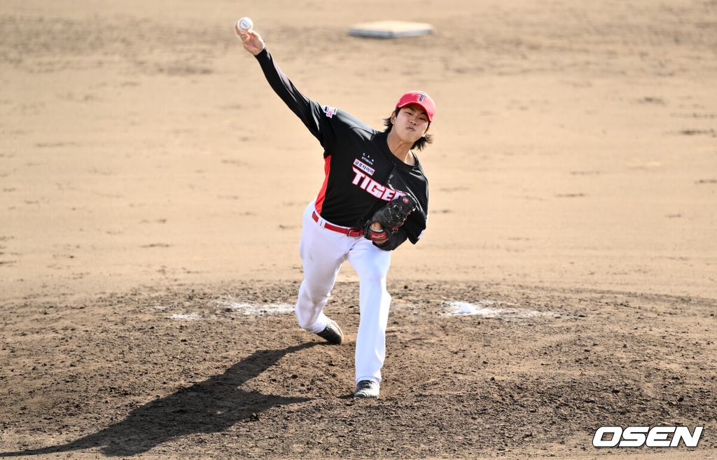 지난 2월 오키나와 캠프 실전 마운드에 오른 홍원빈./OSEN DB