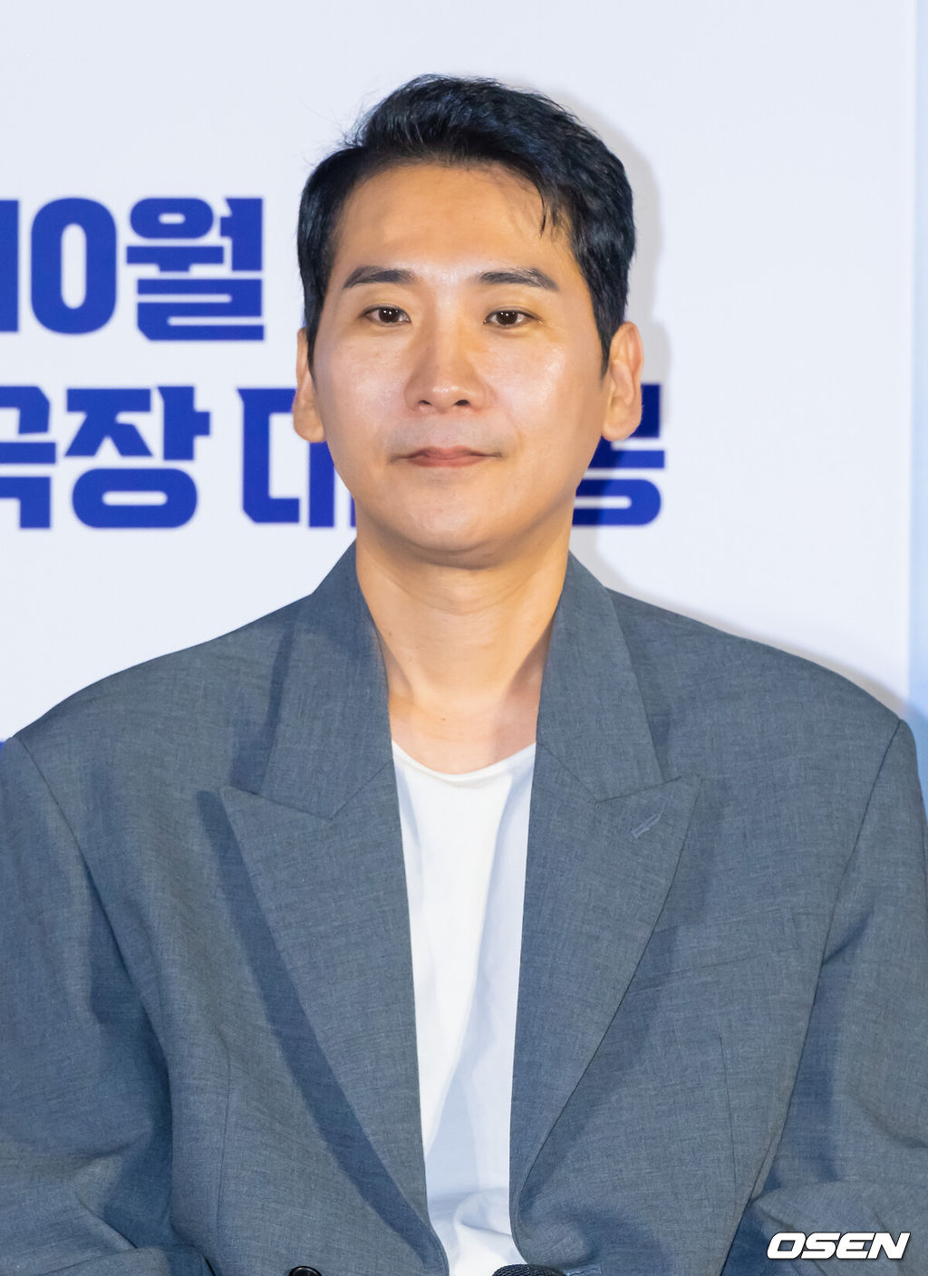 25일 오전 서울 용산아이파크몰 내 용산 CGV에서 영화 '퍼스트 라이드' 제작보고회가 진행됐다.영화 ‘30일’의 남대중 감독의 신작으로 기대를 모영화 ‘퍼스트 라이드’는 끝을 보는 놈 태정(강하늘), 해맑은 놈 도진(김영광), 잘생긴 놈 연민(차은우), 눈 뜨고 자는 놈 금복(강영석), 사랑스러운 놈 옥심(한선화)까지 뭉치면 더 웃긴 24년 지기 친구들이 첫 해외여행을 떠나는 코미디다.남대중 감독이 질문을 듣고 있다. .  2025.09.25 / soul1014@osen.co.kr