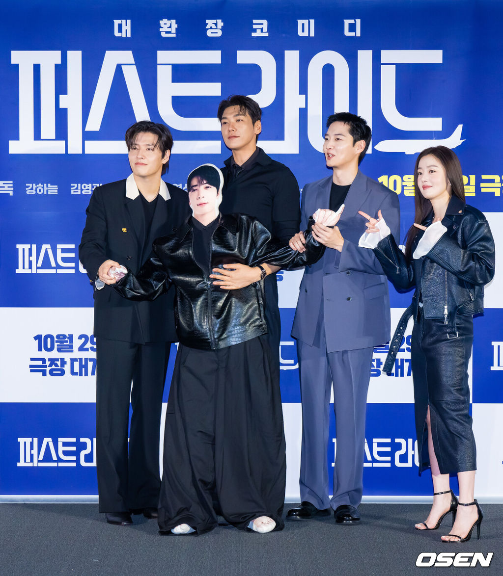 25일 오전 서울 용산아이파크몰 내 용산 CGV에서 영화 '퍼스트 라이드' 제작보고회가 진행됐다.영화 ‘30일’의 남대중 감독의 신작으로 기대를 모영화 ‘퍼스트 라이드’는 끝을 보는 놈 태정(강하늘), 해맑은 놈 도진(김영광), 잘생긴 놈 연민(차은우), 눈 뜨고 자는 놈 금복(강영석), 사랑스러운 놈 옥심(한선화)까지 뭉치면 더 웃긴 24년 지기 친구들이 첫 해외여행을 떠나는 코미디다.배우 강하늘과 김영광, 강영석, 한선화가 차은우 인형과 함께 포즈를 취하고 있다.     2025.09.25 / soul1014@osen.co.kr