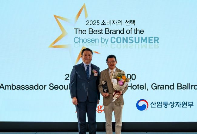 김기태 보람상조 대표이사(오른쪽)가 2025 소비자의 선택 시상식에서 기념촬영을 하고 있다. / 사진제공=보람그룹