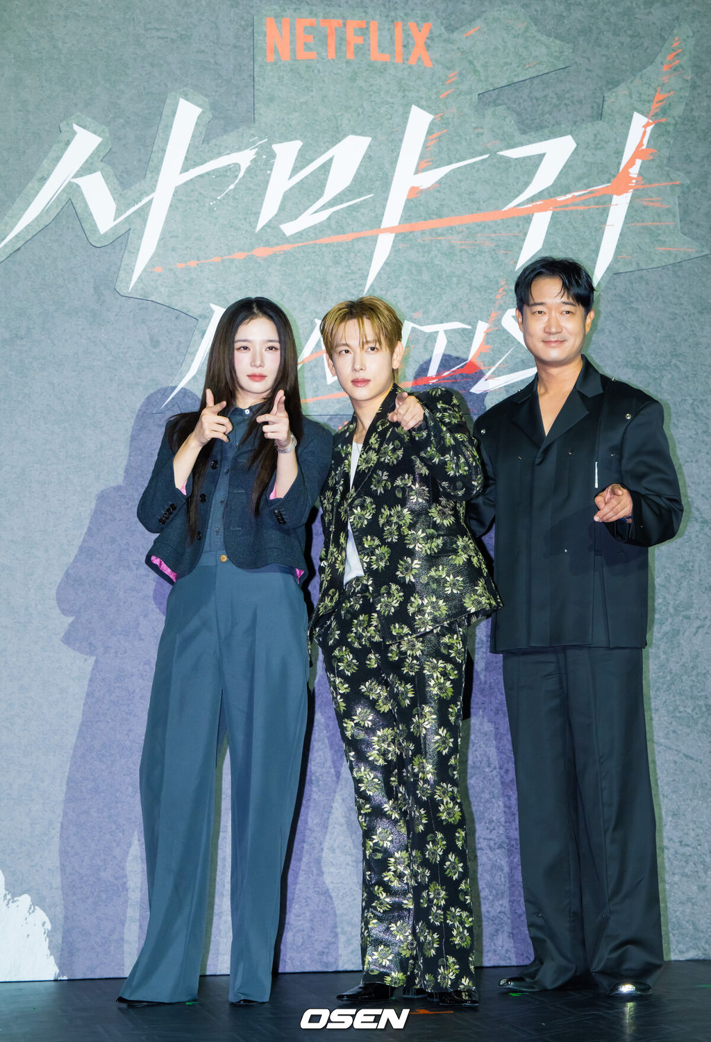 25일 오후 서울 롯데시네마 건대입구에서 넷플릭스 영화 ‘사마귀’ 제작보고회가 진행됐다.모든 룰이 무너진 살인청부업계에 긴 휴가 후 컴백한 A급 킬러 ‘사마귀’와 그의 훈련생 동기이자 라이벌 ‘재이’ 그리고 은퇴한 레전드 킬러 ‘독고’가 1인자 자리를 놓고 벌이는 대결을 그린 액션으로 배우 임시완과 박규영, 조우진이 출연한다.배우 박규영과 임시완, 조우진이 포즈를 취하고 있다.    2025.09.25 / soul1014@osen.co.kr
