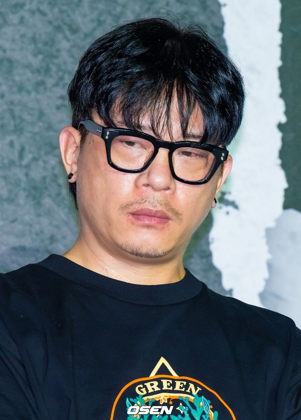 25일 오후 서울 롯데시네마 건대입구에서 넷플릭스 영화 ‘사마귀’ 제작보고회가 진행됐다.모든 룰이 무너진 살인청부업계에 긴 휴가 후 컴백한 A급 킬러 ‘사마귀’와 그의 훈련생 동기이자 라이벌 ‘재이’ 그리고 은퇴한 레전드 킬러 ‘독고’가 1인자 자리를 놓고 벌이는 대결을 그린 액션으로 배우 임시완과 박규영, 조우진이 출연한다.이태성 감독이 질문을 듣고 있다. 2025.09.25 / soul1014@osen.co.kr