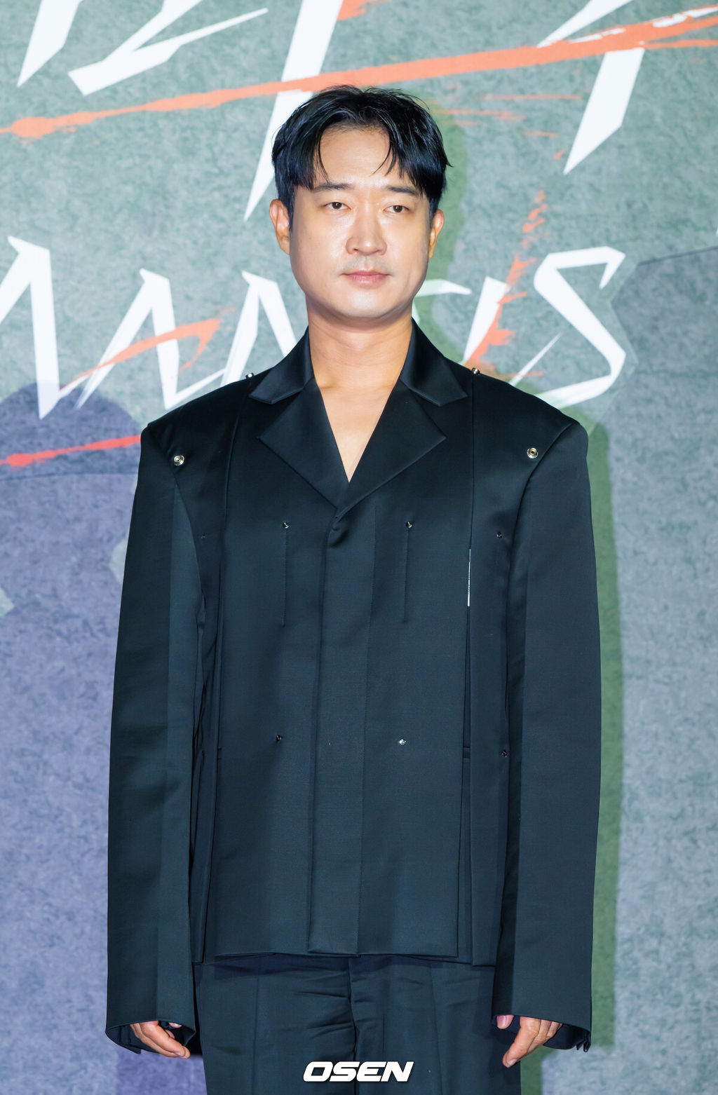 25일 오후 서울 롯데시네마 건대입구에서 넷플릭스 영화 ‘사마귀’ 제작보고회가 진행됐다.모든 룰이 무너진 살인청부업계에 긴 휴가 후 컴백한 A급 킬러 ‘사마귀’와 그의 훈련생 동기이자 라이벌 ‘재이’ 그리고 은퇴한 레전드 킬러 ‘독고’가 1인자 자리를 놓고 벌이는 대결을 그린 액션으로 배우 임시완과 박규영, 조우진이 출연한다.배우 조우진이 포즈를 취하고 있다. 2025.09.25 / soul1014@osen.co.kr