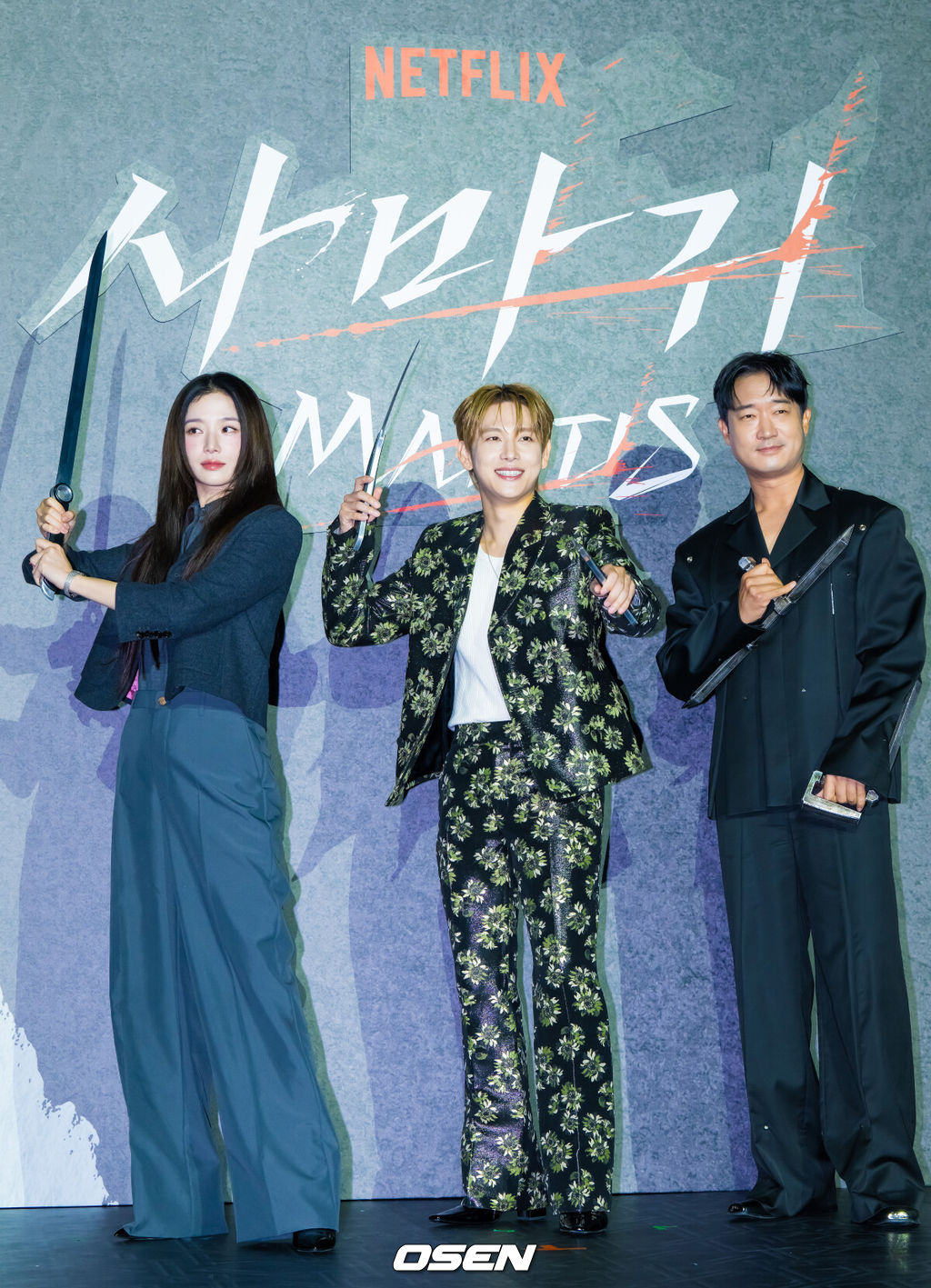 25일 오후 서울 롯데시네마 건대입구에서 넷플릭스 영화 ‘사마귀’ 제작보고회가 진행됐다.모든 룰이 무너진 살인청부업계에 긴 휴가 후 컴백한 A급 킬러 ‘사마귀’와 그의 훈련생 동기이자 라이벌 ‘재이’ 그리고 은퇴한 레전드 킬러 ‘독고’가 1인자 자리를 놓고 벌이는 대결을 그린 액션으로 배우 임시완과 박규영, 조우진이 출연한다.배우 박규영과 임시완, 조우진이 포즈를 취하고 있다. 2025.09.25 / soul1014@osen.co.kr