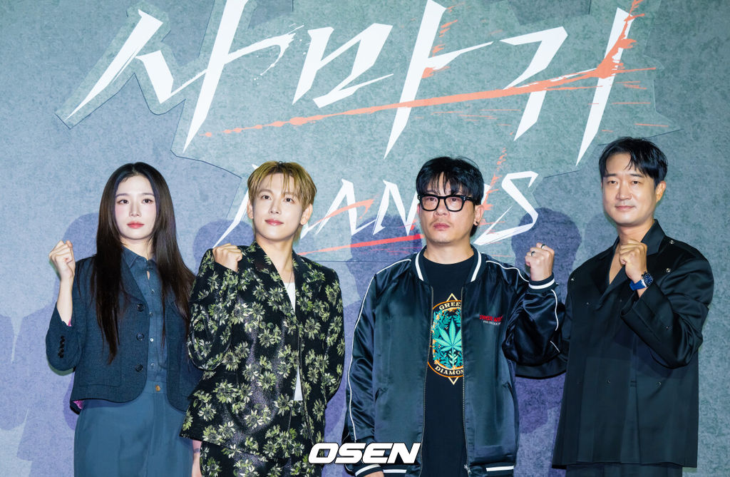 25일 오후 서울 롯데시네마 건대입구에서 넷플릭스 영화 ‘사마귀’ 제작보고회가 진행됐다.모든 룰이 무너진 살인청부업계에 긴 휴가 후 컴백한 A급 킬러 ‘사마귀’와 그의 훈련생 동기이자 라이벌 ‘재이’ 그리고 은퇴한 레전드 킬러 ‘독고’가 1인자 자리를 놓고 벌이는 대결을 그린 액션으로 배우 임시완과 박규영, 조우진이 출연한다.배우 박규영과 임시완, 이태성 감독, 조우진이 포즈를 취하고 있다. 2025.09.25 / soul1014@osen.co.kr
