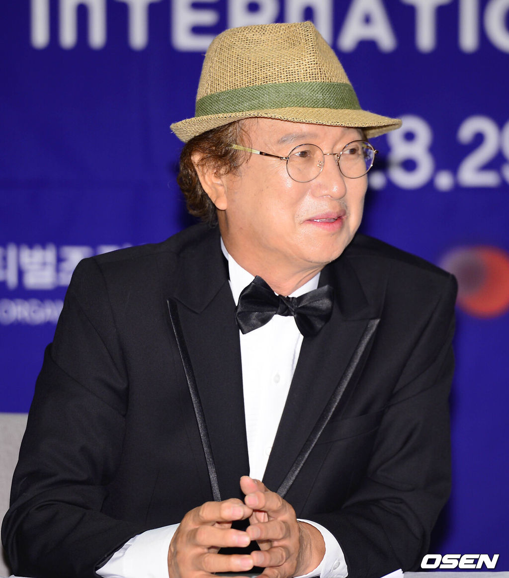 22일 오전 서울 그랜드 인터콘티넨탈에서 열린 '제2회 부산국제코미디페스티벌(BICF)' 기자회견에서 개그맨 전유성이 질의응답 시간을 갖고 있다.이날 기자회견에는 김준호 집행위원장과 최대웅,조광식 부집행위원장 및 개그맨 전유성,김대희,김원효 등이 참석했다.'부산국제코미디페스티벌'은 부산과 대한민국을 대표하는 세계적인 코미디페스티벌로의 정착과 코미디언들을 위한 기회를 제공하고 외국인 관광객 증가와 도시발전에 기여하는 등 코미디산업의 국제적 교류의 장으로서 한국 코미디의 한류열풍 선도를 목표로 하고 있다. 특히 이번 페스티벌은 7개국 12개 팀이 참여하여 공연, 코미디 오픈 콘서트, 사진전 등 알찬 구성과 더욱 탄탄해진 라인업으로 웃음 바이러스에 대한 기대감을 고조시키고 있다.한편 지난 해 제 1회 '부산국제코미디페스티벌(BICF)'로 시작된 본 행사는 세계적인 축제로 발돋움 하는 초석을 다지며 가능성을 알린 가운데 '웃음은 희망이'라는 슬로건을 바탕으로 오는 8월 29일 부터 9월 1일까지 부산에서 진행된다. /greenfield@osen.co.kr