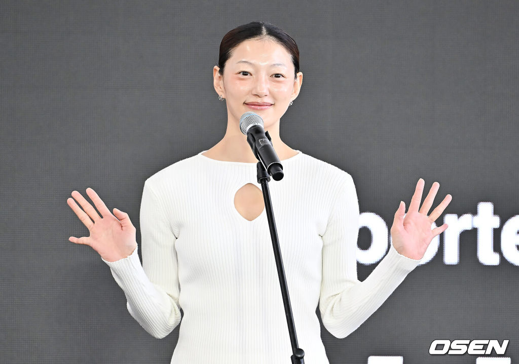 21일 부산 해운대구 영화의전당 BIFF 야외무대에서 제30회 부산국제영화제(BIFF) 영화 ‘사마귀: 살인자의 외출’ 야외무대인사가 열렸다.이번 부산국제영화제에서는 개막작 ‘어쩔수가 없다’를 시작으로 공식 초청작 64개국 241편과 커뮤니티비프 상영작까지 합쳐 총 328편이 상영된다. 올해는 신설된 경쟁 부문 14편을 초청해 다섯 개의 ‘부산 어워드’ 상을 시상한다. 아시아 영화를 대상으로 대상, 감독상, 심사위원 특별상, 배우상(2명), 예술공헌상 등 5개 부문에 걸쳐 시상한다.이엘이 야외무대인사를 하고 있다. 2025.09.21 / foto0307@osen.co.kr
