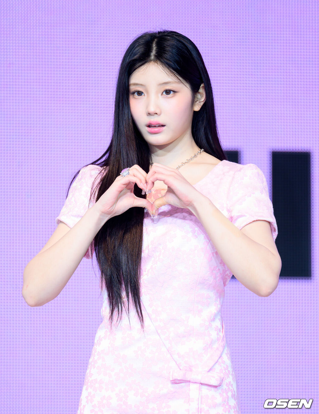 16일 오후 서울 광진구 예스24 라이브홀에서 그룹 아일릿(ILLIT) 미니 3집 ‘bomb’ 쇼케이스가 열렸다.'bomb'은 '나'의 감정에 충실했던 지난 두 앨범에서 더 나아가 '너'와의 본격적인 상호작용이 시작되는 앨범이다.아일릿은 미니 3집에서 마법 소녀로 변신해 무한 긍정 에너지를 전한다.아일릿 원희가 포토타임을 가지고 있다. 2025.06.16 /sunday@osen.co.kr