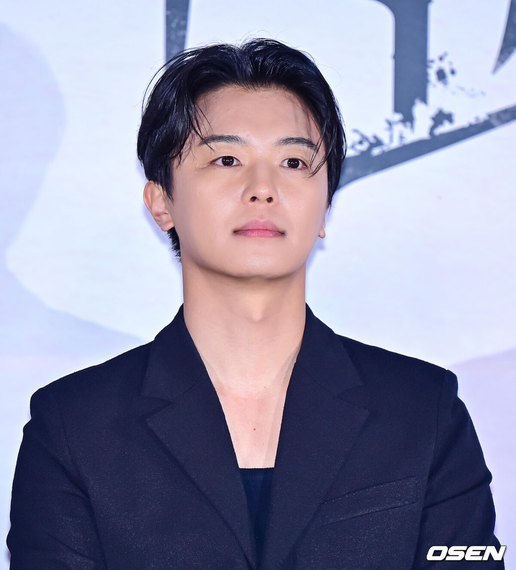 24일 오후 서울 용산구 한강로동 CGV 용산아이파크몰에서 영화 ‘파과' 언론시사회가 열렸다.'파과'는 바퀴벌레 같은 인간들을 처리하는 조직에서 40여 년간 활동한 레전드 킬러 ‘조각(이혜영)’과 평생 그를 쫓은 미스터리한 킬러 ‘투우(김성철)’의 강렬한 대결을 그린 액션 드라마다.배우 연우진이 간담호를 하고 있다. 2025.04.24 /jpnews@osen.co.kr
