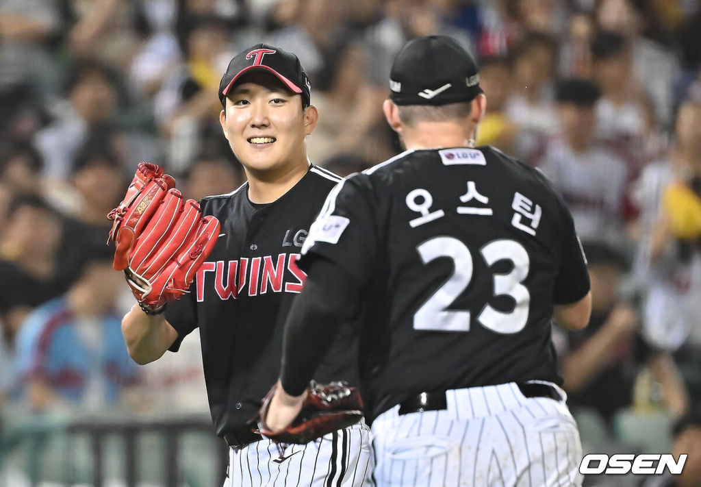 25일 울산 문수야구장에서 2025 신한 SOL 뱅크 KBO 리그 롯데 자이언츠와 LG 트윈스의 경기가 열렸다. 홈팀 롯데는 감보아가, 방문팀 LG는 손주영이 선발로 나섰다.LG 트윈스 손주영이 7회말 1사 롯데 자이언츠 고승민의 타구를 잡아 1루에 던져 아웃시키고 오스틴과 하이파이브를 하고 있다. 2025.09.25 / foto0307@osen.co.kr