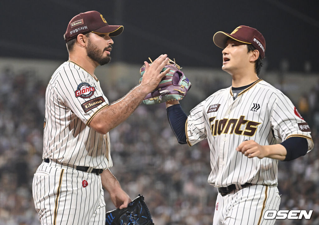 25일 울산 문수야구장에서 2025 신한 SOL 뱅크 KBO 리그 롯데 자이언츠와 LG 트윈스의 경기가 열렸다. 홈팀 롯데는 감보아가, 방문팀 LG는 손주영이 선발로 나섰다.롯데 자이언츠 선발 투수 감보아가 3회초 1사 1,3루 LG 트윈스 신민재를 투수 직선타 병살로 잡고 신윤후와 하이파이브를 하고 있다. 2025.09.25 / foto0307@osen.co.kr