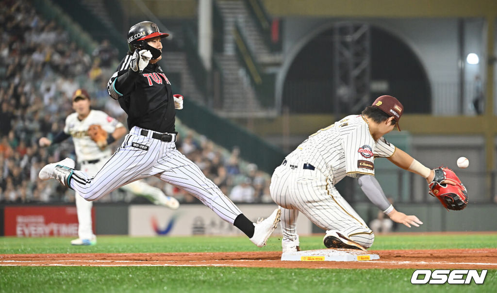 25일 울산 문수야구장에서 2025 신한 SOL 뱅크 KBO 리그 롯데 자이언츠와 LG 트윈스의 경기가 열렸다. 홈팀 롯데는 감보아가, 방문팀 LG는 손주영이 선발로 나섰다.LG 트윈스 신민재가 5회초 1사 만루 유격수 땅볼을 치고 롯데 전민재의 송구 실책으로 1루에서 세이프되고 있다. 2025.09.25 / foto0307@osen.co.kr