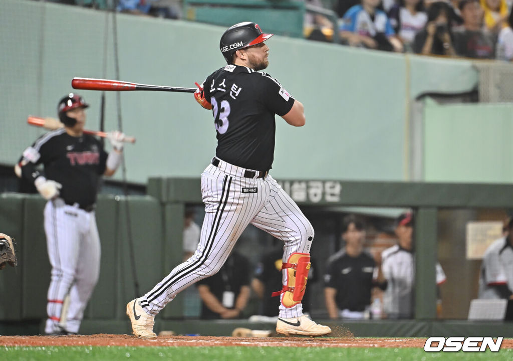 25일 울산 문수야구장에서 2025 신한 SOL 뱅크 KBO 리그 롯데 자이언츠와 LG 트윈스의 경기가 열렸다. 홈팀 롯데는 감보아가, 방문팀 LG는 손주영이 선발로 나섰다.LG 트윈스 오스틴이 5회초 1사 1,3루 좌중월 3점 홈런을 치고 있다. 2025.09.25 / foto0307@osen.co.kr