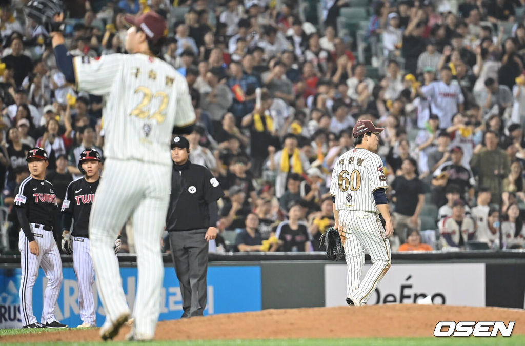 25일 울산 문수야구장에서 2025 신한 SOL 뱅크 KBO 리그 롯데 자이언츠와 LG 트윈스의 경기가 열렸다. 홈팀 롯데는 감보아가, 방문팀 LG는 손주영이 선발로 나섰다.롯데 자이언츠 박찬형이 6회초 2사 만루 LG 트윈스 오스틴의 3루 땅볼을 1루에 송구 실책하며 2실점한 후 아쉬워하고 있다. 2025.09.25 / foto0307@osen.co.kr