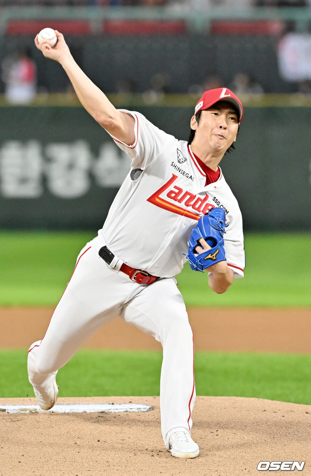25일 오후 인천 SSG랜더스필드에서 ‘2025 신한 SOL BANK KBO리그’ SSG 랜더스와 KT 위즈의 경기가 진행됐다.이날 경기에서 SSG은 문승원을, KT는 패트릭을 선발투수로 내세웠다.SSG 선발 문승원이 마운드 위에서 힘차게 공을 뿌리고 있다. 2025.09.25 / rumi@osen.co.kr