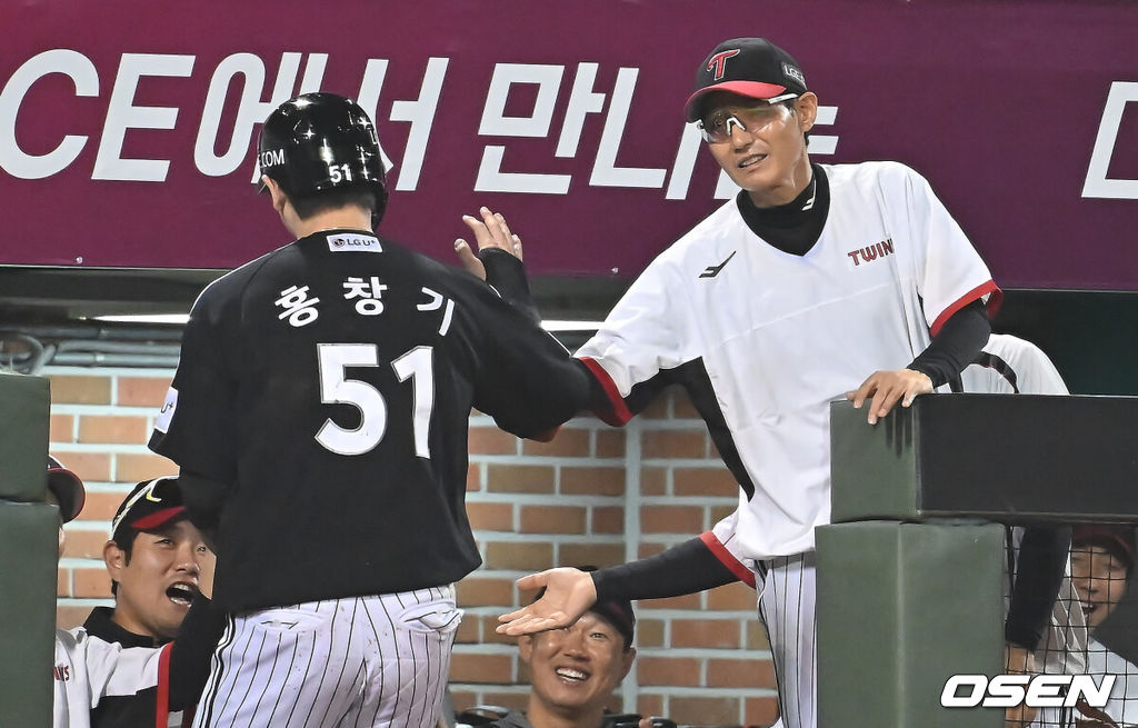 25일 울산 문수야구장에서 2025 신한 SOL 뱅크 KBO 리그 롯데 자이언츠와 LG 트윈스의 경기가 열렸다. 홈팀 롯데는 감보아가, 방문팀 LG는 손주영이 선발로 나섰다.LG 트윈스 홍창기가 5회말 2,3루 문성주의 1루 땅볼때 홈에서 세이프되고 염경엽 감독의 축하를 받고 있다. 2025.09.25 / foto0307@osen.co.kr