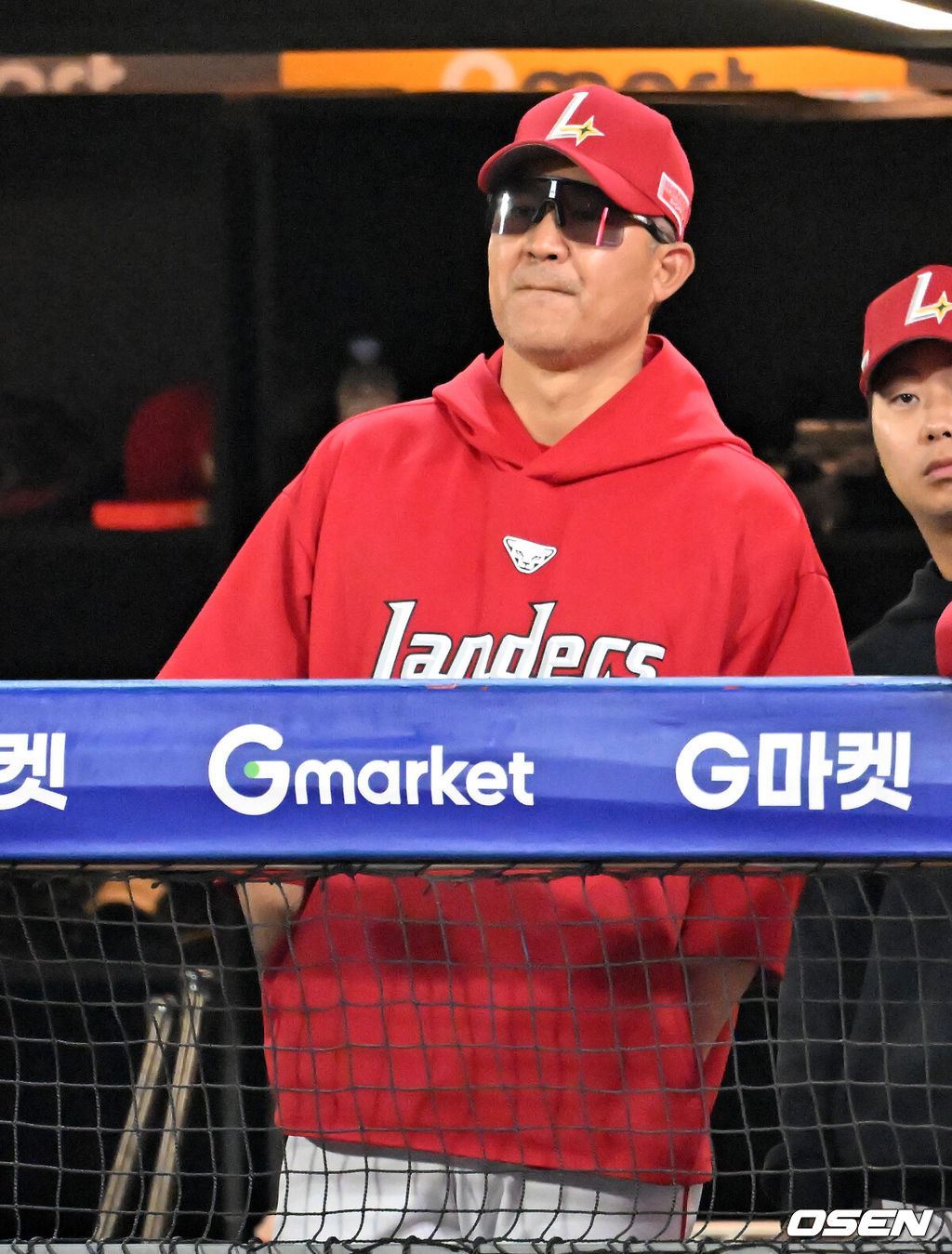 25일 오후 인천 SSG랜더스필드에서 ‘2025 신한 SOL BANK KBO리그’ SSG 랜더스와 KT 위즈의 경기가 진행됐다.이 경기에서 KT는 SSG에 10-1 완승을 거두며 4연승을 질주했다. 3위 SSG를 잡은 5위 KT는 SSG를 1.5게임차로 맹추격했다. 4위 삼성도 키움전 승리를 거두면서 3위 경쟁은 결과를 예측할 수 없는 혼돈에 빠졌다. 9회말 SSG 이숭용 감독이 덕아웃에서 아쉬운 표정으로 경기를 주시하고 있다. 2025.09.25 / rumi@osen.co.kr