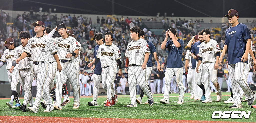 25일 울산 문수야구장에서 2025 신한 SOL 뱅크 KBO 리그 롯데 자이언츠와 LG 트윈스의 경기가 열렸다. 홈팀 롯데는 감보아가, 방문팀 LG는 손주영이 선발로 나섰다.롯데 자이언츠 선수들이 LG 트윈스에 1-11로 패한 후 어두운 표정으로 팬들에게 인사를 하고 있다. 2025.09.25 / foto0307@osen.co.kr