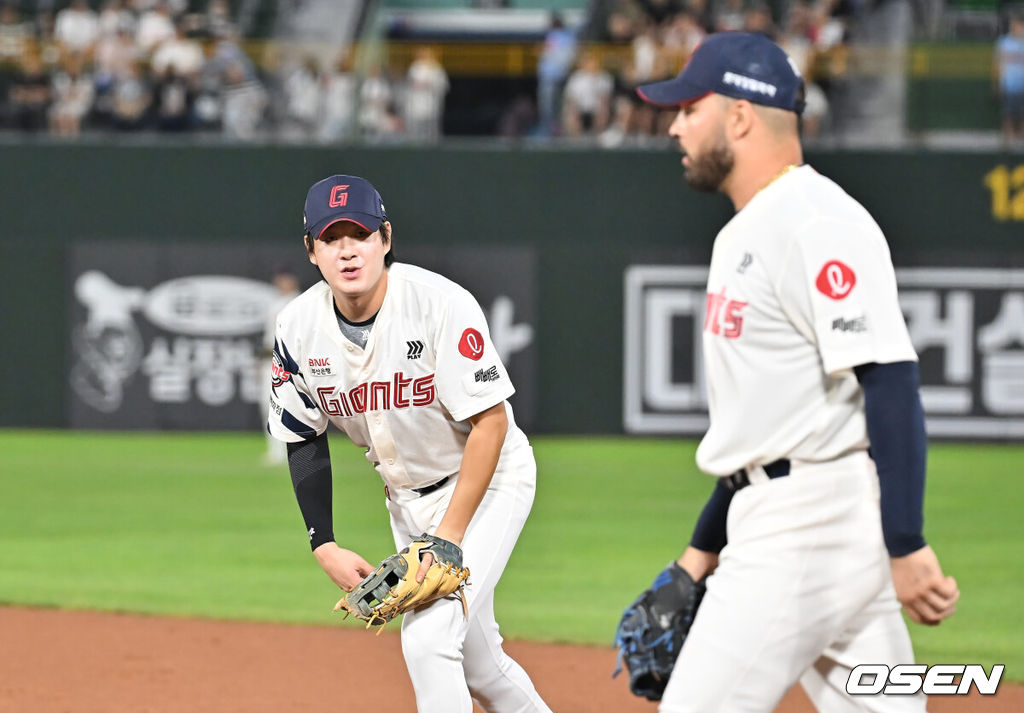 10일 부산 사직야구장에서 2025 신한 SOL 뱅크 KBO 리그 롯데 자이언츠와 한화 이글스의 경기가 열렸다. 홈팀 롯데는 감보아가, 방문팀 한화는 류현진이 선발 출전했다.롯데 자이언츠 나승엽이 3회초 한화 이글스 문현빈의 타구를 잡지 못하고 진루를 허용한 후 감보아를 바라보고 있다. 2025.09.10 / foto0307@osen.co.kr