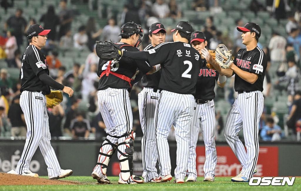 25일 울산 문수야구장에서 2025 신한 SOL 뱅크 KBO 리그 롯데 자이언츠와 LG 트윈스의 경기가 열렸다. 홈팀 롯데는 감보아가, 방문팀 LG는 손주영이 선발로 나섰다.LG 트윈스 선수들이 롯데 자이언츠에 11-1로 승리한 후 기쁨을 나누고 있다. 2025.09.25 / foto0307@osen.co.kr