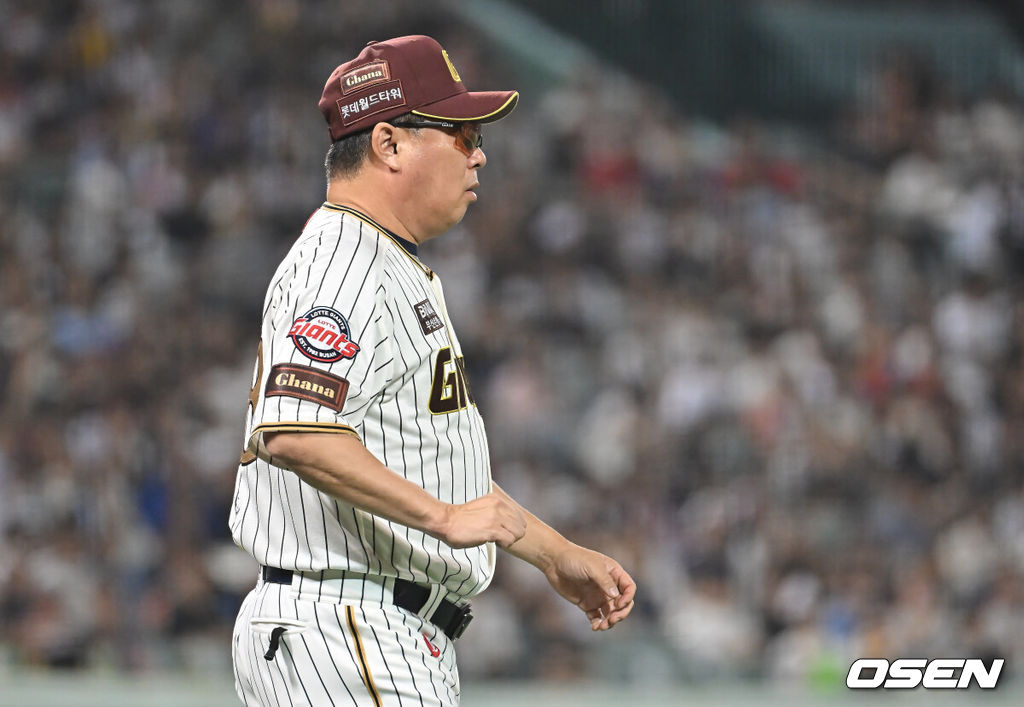 25일 울산 문수야구장에서 2025 신한 SOL 뱅크 KBO 리그 롯데 자이언츠와 LG 트윈스의 경기가 열렸다. 홈팀 롯데는 감보아가, 방문팀 LG는 손주영이 선발로 나섰다.롯데 자이언츠 김태형 감독이 3회말 1루수 땅볼을 치고 빠진 볼에 어깨부위를 맞으며 베이스를 밟지 못해 아웃된 손성빈의 상황을 파악하러 나가고 있다. 2025.09.25 / foto0307@osen.co.kr