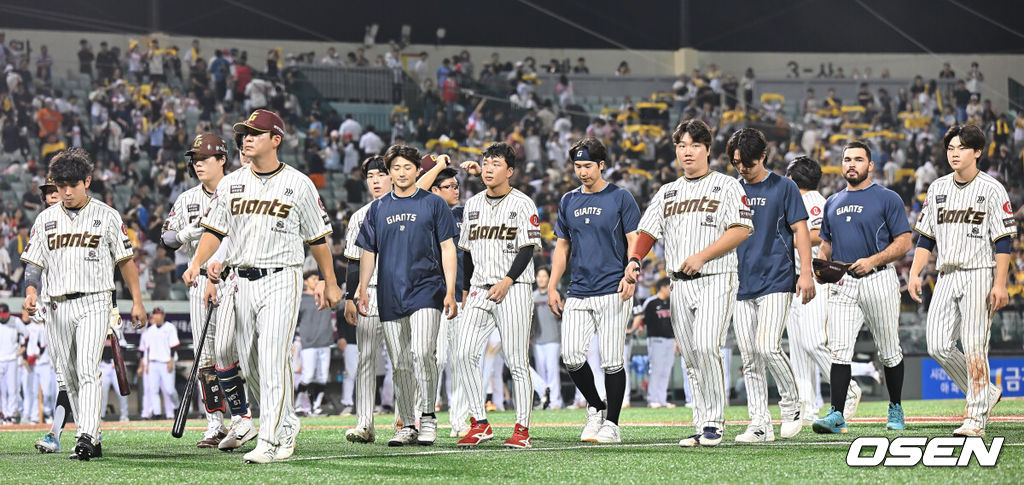 25일 울산 문수야구장에서 2025 신한 SOL 뱅크 KBO 리그 롯데 자이언츠와 LG 트윈스의 경기가 열렸다. 홈팀 롯데는 감보아가, 방문팀 LG는 손주영이 선발로 나섰다.롯데 자이언츠 선수들이 LG 트윈스에 1-11로 패한 후 어두운 표정으로 팬들에게 인사를 하고 있다. 2025.09.25 / foto0307@osen.co.kr