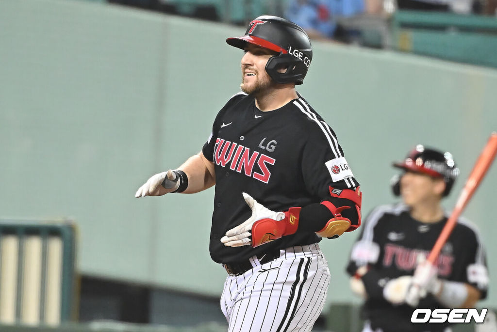 25일 울산 문수야구장에서 2025 신한 SOL 뱅크 KBO 리그 롯데 자이언츠와 LG 트윈스의 경기가 열렸다. 홈팀 롯데는 감보아가, 방문팀 LG는 손주영이 선발로 나섰다.LG 트윈스 오스틴이 5회초 1사 1,3루 좌중월 3점 홈런을 치고 세리머니를 하고 있다. 2025.09.25 / foto0307@osen.co.kr