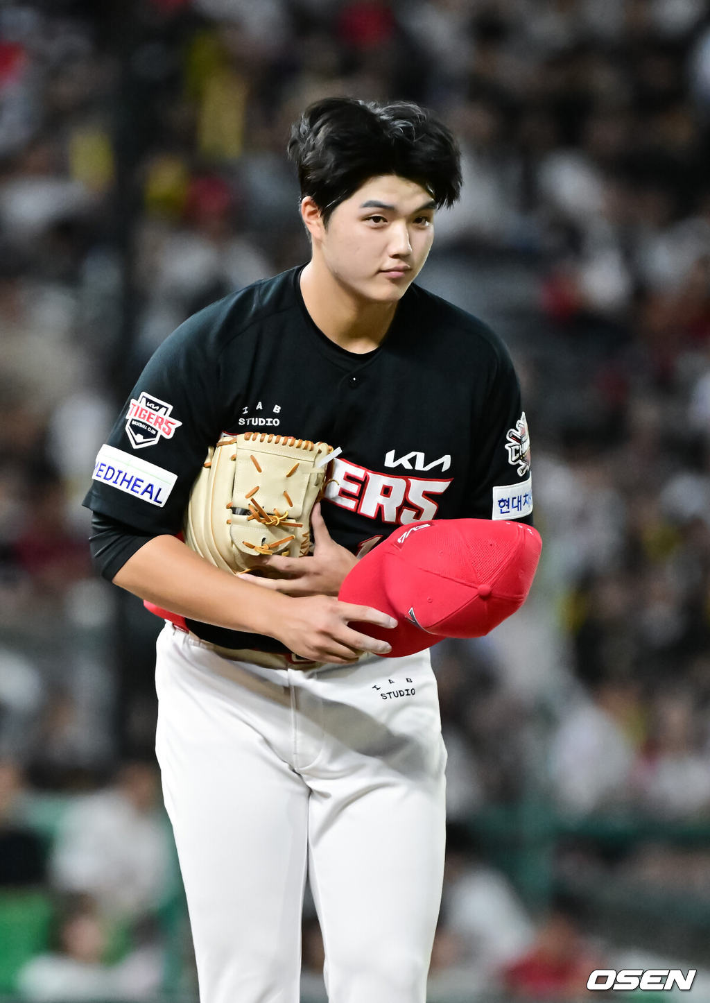 23일 오후 인천 SSG랜더스필드에서 ‘2025 신한 SOL BANK KBO리그’ SSG 랜더스와 KIA 타이거즈의 경기가 진행됐다.이날 경기에서 SSG은 김건우를, KIA가 김태형을 선발투수로 내세웠다.1회말 KIA 선발투수 김태형이 한유섬에게 몸에 맞는 공을 던진 후 사과하고 있다. 2025.09.23 / soul1014@osen.co.kr