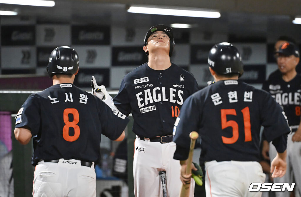 9일 부산 사직야구장에서 2025 신한 SOL 뱅크 KBO 리그 롯데 자이언츠와 한화 이글스의 경기가 열렸다. 홈팀 롯데는 박세웅이, 방문팀 한화는 와이스가 선발 출전했다.한화 이글스 이진영이 6회초 1사 1루 좌월 2점 홈런을 친 노시환의 세리머니를 재현하고 있다. 2025.09.09 / foto0307@osen.co.kr