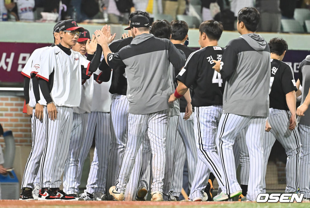 25일 울산 문수야구장에서 2025 신한 SOL 뱅크 KBO 리그 롯데 자이언츠와 LG 트윈스의 경기가 열렸다. 홈팀 롯데는 감보아가, 방문팀 LG는 손주영이 선발로 나섰다.LG 트윈스 염경엽 감독과 코치들이 롯데 자이언츠에 11-1로 승리한 후 기쁨을 나누고 있다. 2025.09.25 / foto0307@osen.co.kr