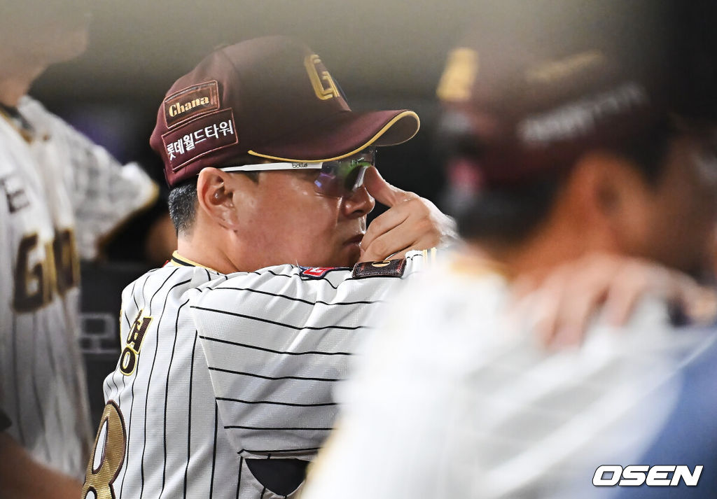 26일 부산 사직야구장에서 2025 신한 SOL 뱅크 KBO 리그 롯데 자이언츠와 삼성 라이온즈의 경기가 열렸다. 홈팀 롯데는 박준우가, 방문팀 삼성은 원태인이 선발 출전했다.롯데 자이언츠 김태형 감독이 경기를 지켜보고 있다. 2025.09.26 / foto0307@osen.co.kr