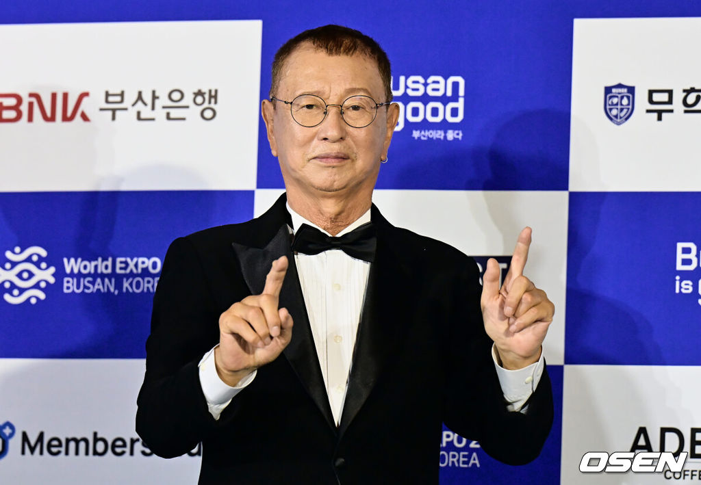 25일 부산 해운대구 우동 영화의 전당에서 제11회 박형준 조직위원장과 김준호 집행위원장(BICF) 개막식이 열렸다. 전유성 명예위원장이 블루카펫 행사에서 포즈를 취하고 있다. 2023.08.25 / foto0307@osen.co.kr