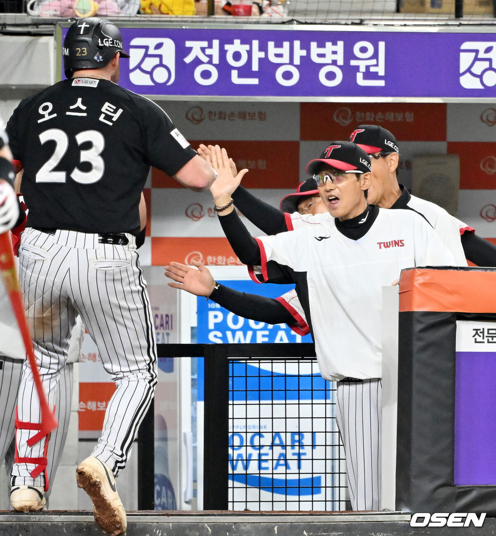 26일 오후 대전 한화생명볼파크에서 2025 신한 SOL Bank KBO리그 한화 이글스와 LG 트윈스의 경기가 열렸다.한화는 류현진, LG는 치리노스를 선발 투수로 내세웠다.6회초 1사 LG 오스틴이 좌월 선취 솔로 홈런을 때린 후 덕아웃에서 LG 염경엽 감독과 하이파이브를 하고 있다. 2025.09.26 /rumi@osen.co.kr