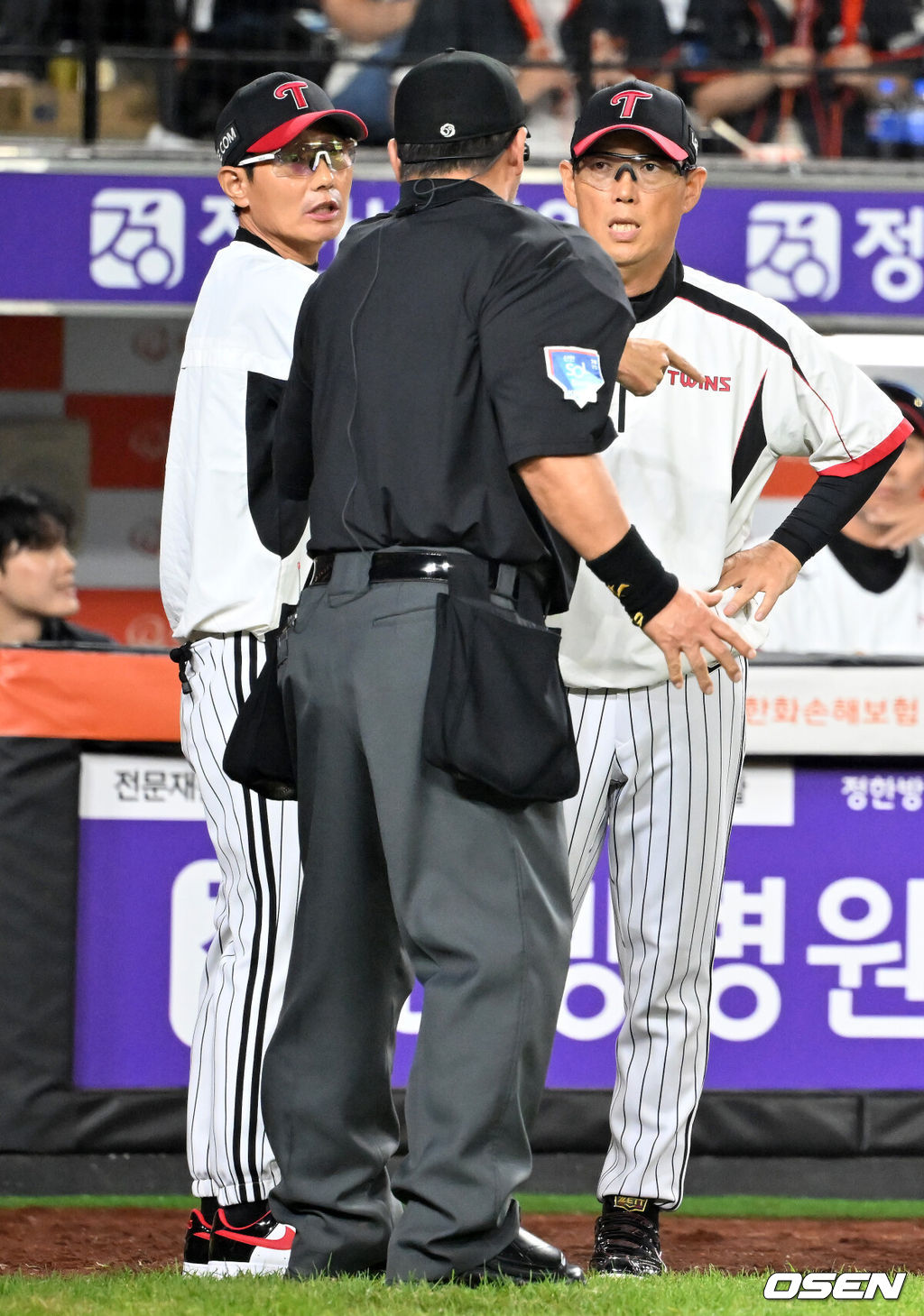 26일 오후 대전 한화생명볼파크에서 2025 신한 SOL Bank KBO리그 한화 이글스와 LG 트윈스의 경기가 열렸다.한화는 류현진, LG는 치리노스를 선발 투수로 내세웠다.7회말 1사 주자 2,3루 한화 하주석 번트 때 런다운에 걸렸던 3루 주자 한화 노시환이 LG 박동원이 빈 글러브로 태그하는 바람에 득점에 성공했다. LG 염경엽 감독이 강하게 항의하고 있다. 2025.09.26 /rumi@osen.co.kr