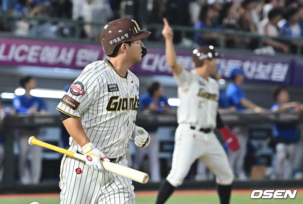 26일 부산 사직야구장에서 2025 신한 SOL 뱅크 KBO 리그 롯데 자이언츠와 삼성 라이온즈의 경기가 열렸다. 홈팀 롯데는 박준우가, 방문팀 삼성은 원태인이 선발 출전했다.롯데 자이언츠 김민성이 7회말 2사 만루 좌월 역전 만루 홈런을 치고 있다. 2025.09.26 / foto0307@osen.co.kr
