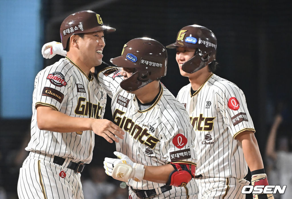26일 부산 사직야구장에서 2025 신한 SOL 뱅크 KBO 리그 롯데 자이언츠와 삼성 라이온즈의 경기가 열렸다. 홈팀 롯데는 박준우가, 방문팀 삼성은 원태인이 선발 출전했다.롯데 자이언츠 김민성이 7회말 2사 만루 좌월 역전 만루 홈런을 치고 전준우와 기쁨을 나누고 있다. 2025.09.26 / foto0307@osen.co.kr