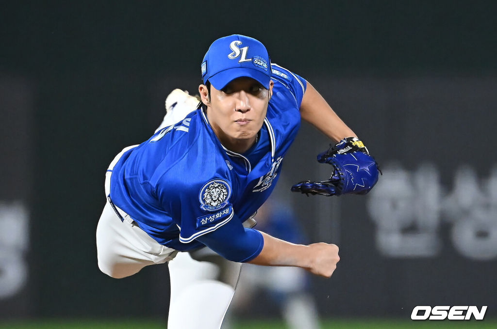 26일 부산 사직야구장에서 2025 신한 SOL 뱅크 KBO 리그 롯데 자이언츠와 삼성 라이온즈의 경기가 열렸다. 홈팀 롯데는 박준우가, 방문팀 삼성은 원태인이 선발 출전했다.삼성 라이온즈 선발 투수 원태인이 역투하고 있다. 2025.09.26 / foto0307@osen.co.kr