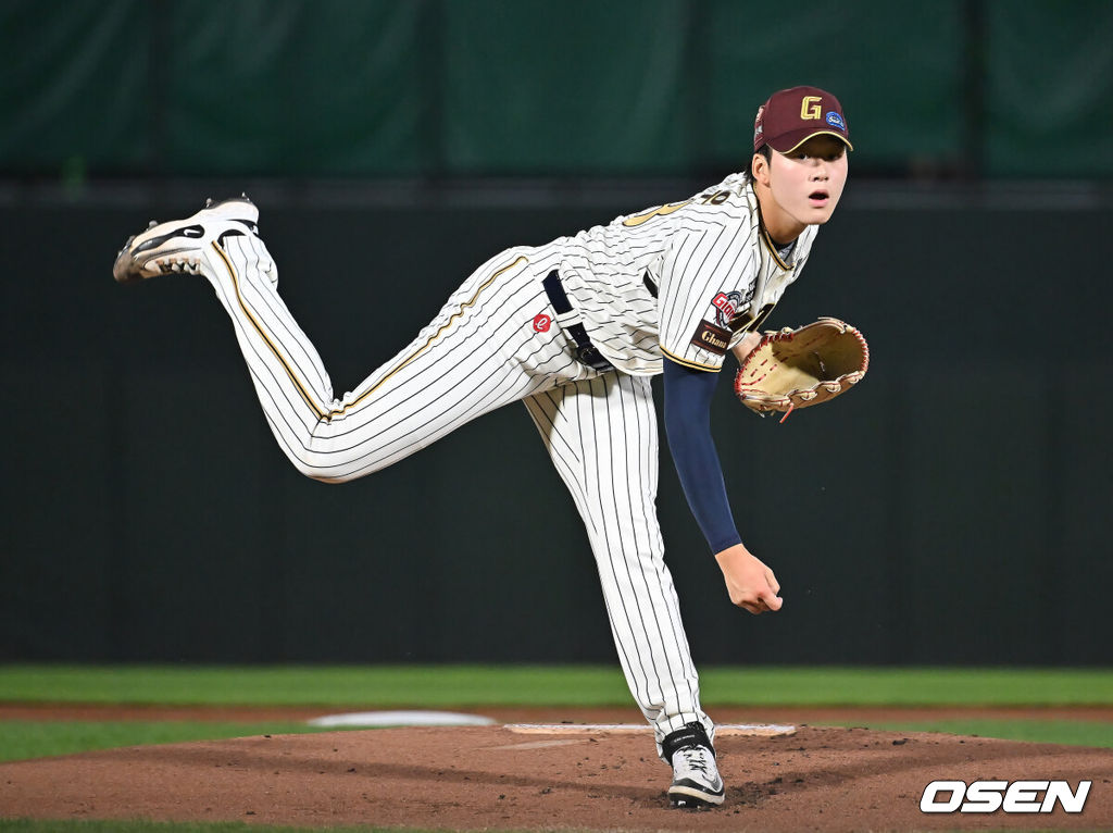 26일 부산 사직야구장에서 2025 신한 SOL 뱅크 KBO 리그 롯데 자이언츠와 삼성 라이온즈의 경기가 열렸다. 홈팀 롯데는 박준우가, 방문팀 삼성은 원태인이 선발 출전했다.롯데 자이언츠 선발 투수 박준우가 역투하고 있다. 2025.09.26 / foto0307@osen.co.kr