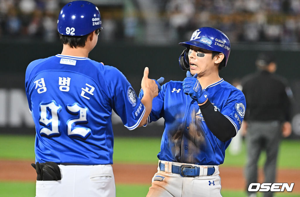 26일 부산 사직야구장에서 2025 신한 SOL 뱅크 KBO 리그 롯데 자이언츠와 삼성 라이온즈의 경기가 열렸다. 홈팀 롯데는 박준우가, 방문팀 삼성은 원태인이 선발 출전했다.삼성 라이온즈 김성윤이 2회초 2사 1,3루 중견수 앞 1타점 안타를 치고 하이파이브를 하고 있다. 2025.09.26 / foto0307@osen.co.kr