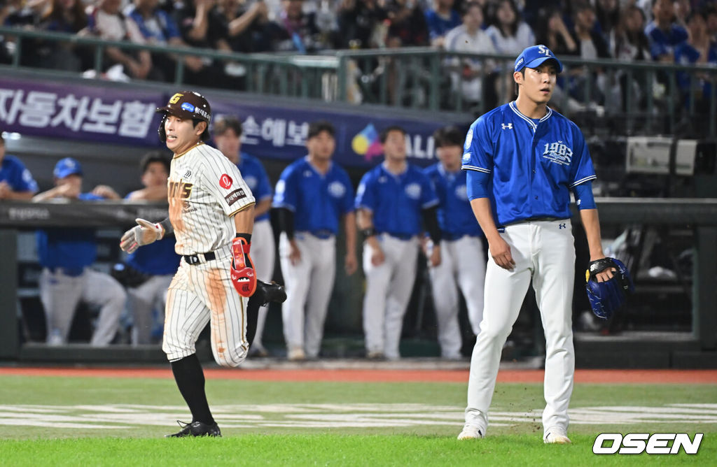 26일 부산 사직야구장에서 2025 신한 SOL 뱅크 KBO 리그 롯데 자이언츠와 삼성 라이온즈의 경기가 열렸다. 홈팀 롯데는 박준우가, 방문팀 삼성은 원태인이 선발 출전했다.삼성 라이온즈 원태인이 3회말 무사 1,2루 롯데 자이언츠 고승민의 희생 번트를 잡아 1루에 던졌으나 송구 실책을 하자 황성빈이 홈으로 쇄도하고 있다. 2025.09.26 / foto0307@osen.co.kr