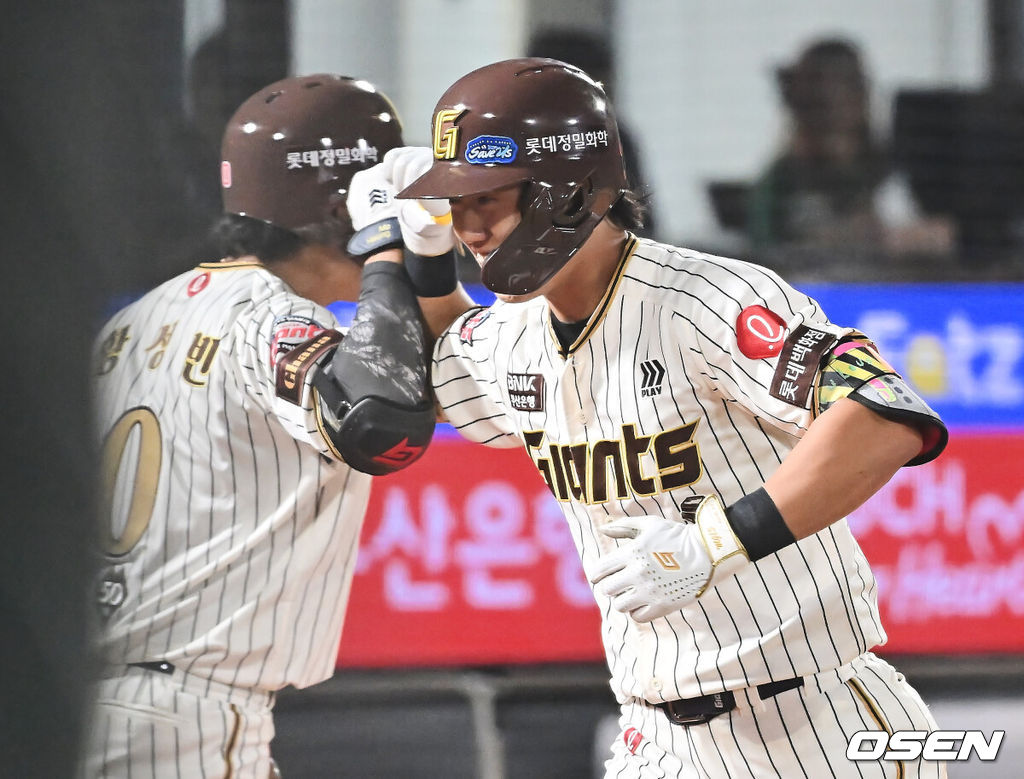 26일 부산 사직야구장에서 2025 신한 SOL 뱅크 KBO 리그 롯데 자이언츠와 삼성 라이온즈의 경기가 열렸다. 홈팀 롯데는 박준우가, 방문팀 삼성은 원태인이 선발 출전했다.롯데 자이언츠 전민재가 6회말 1사 좌월 역전 솔로 홈런을 치고 하이파이브를 하고 있다. 2025.09.26 / foto0307@osen.co.kr
