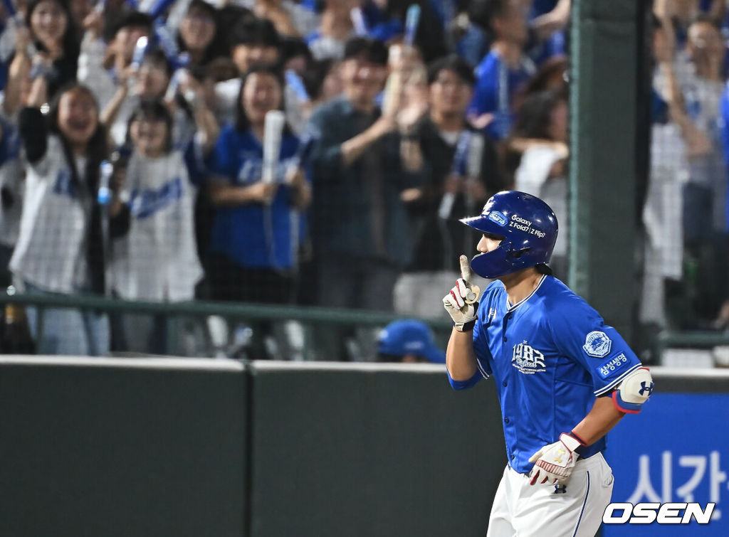 26일 부산 사직야구장에서 2025 신한 SOL 뱅크 KBO 리그 롯데 자이언츠와 삼성 라이온즈의 경기가 열렸다. 홈팀 롯데는 박준우가, 방문팀 삼성은 원태인이 선발 출전했다.삼성 라이온즈 이재현이 7회초 1사 2루 좌중월 역전 2점 홈런을 치고 세리머니를 하고 있다. 2025.09.26 / foto0307@osen.co.kr