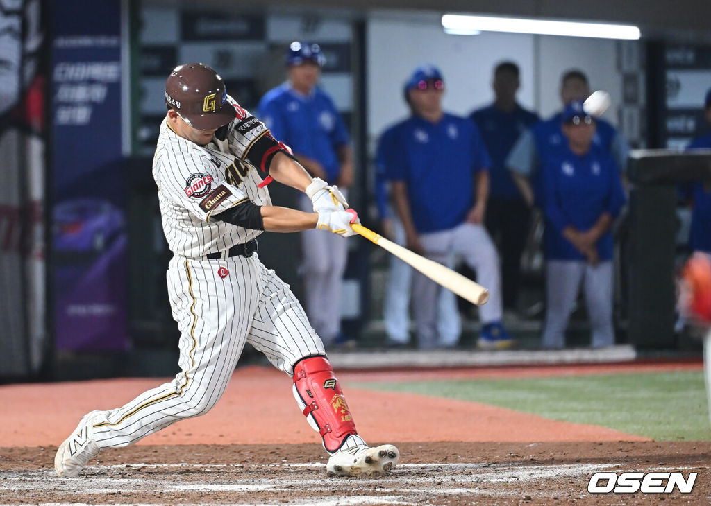 26일 부산 사직야구장에서 2025 신한 SOL 뱅크 KBO 리그 롯데 자이언츠와 삼성 라이온즈의 경기가 열렸다. 홈팀 롯데는 박준우가, 방문팀 삼성은 원태인이 선발 출전했다.롯데 자이언츠 김민성이 7회말 2사 만루 좌월 역전 만루 홈런을 치고 있다. 2025.09.26 / foto0307@osen.co.kr